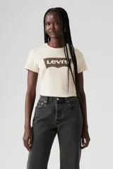 Remera de algodón color crema con logo de Levi's estampado con diseño animal print.
