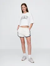 Short deportivo blanco con ribete azul marino y logo de Gap bordado en la pierna.