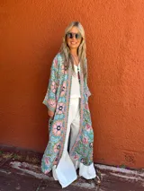 Kimono largo de seda color celeste con estampado floral en tonos rosa, verde y azul.