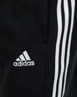 Short deportivo negro de algodón French Terry, con cintura elástica y cordón ajustable. Presenta las tres franjas blancas características de Adidas en los laterales y el logo de Adidas bordado en blanco en la pierna izquierda.