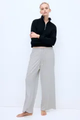 Pantalón de corte holgado en punto suave con rayas horizontales. Modelo con piernas rectas y elástico revestido con cordón para ajustar en la cintura.