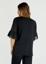 Blusa azul marino de corte recto, cuello redondo y mangas cortas con volados.