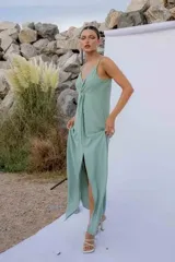 Vestido largo color verde agua, con breteles finos, escote en V y nudo en la cintura. Tiene tajo frontal y calce holgado.