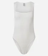Body musculosa sin costuras color blanco, con escote cuadrado, textura acanalada y cierre inferior con broches.