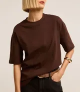 Remera básica femenina color marrón, de corte holgado, con cuello redondo y mangas cortas.