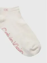 Pack de tres pares de medias tobilleras de punto, en colores gris topo, rosado y blanco. Todas las medias llevan el logo de Calvin Klein estampado en tono claro.