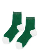 Par de medias cortas de color verde esmeralda con puño verde oscuro brillante y puntera y talón blancos.