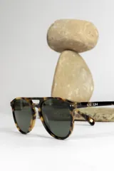 Lentes de sol negros con montura aviador y lentes grises.