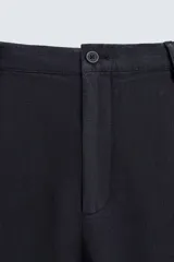 Pantalón de vestir azul marino, de corte recto, confeccionado en lino.