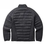 Campera negra con cierre frontal, cuello alto y logo de la marca en el pecho.