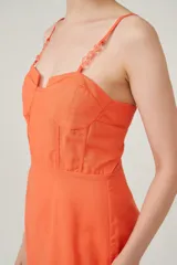 Vestido corto color naranja con breteles finos y corpiño con ballenas.