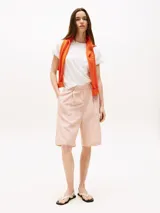 Remera blanca de algodón texturizado con mangas cortas con dobladillo.