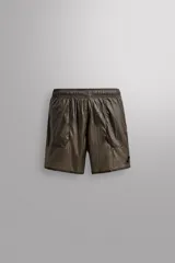 Shorts deportivos color marrón confeccionados en tejido técnico ligero con efecto arrugado y forro interior. Cuenta con cintura elástica ajustable con cordón, bolsillos laterales con cierre de cremallera, bajo con aberturas laterales y detalle de logo estampado en la pierna.
