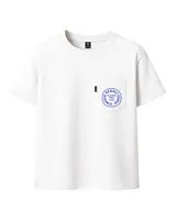 Remera blanca de algodón con cuello redondo y bolsillo en el pecho con logo estampado en azul.