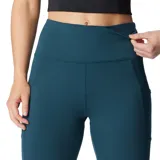 Calza larga color verde oliva, de tiro alto, con bolsillos laterales y tecnología Omni-Wick.