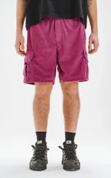 Bermuda cargo color borgoña de corderoy liviano, con bolsillos amplios con solapa, fuelle y detalles en cinta gross, elástico en la cintura y calce oversize.