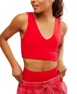 Top deportivo corto color rojo, con escote en V y espalda deportiva.