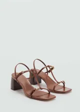 Sandalias negras de tacón bloque con cierre de hebilla y diseño de tiras.