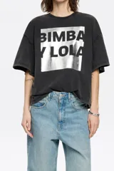 Remera negra de algodón con logo de la marca Bimba y Lola estampado en plateado en el frente.