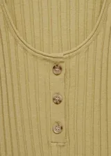 Musculosa verde oliva de punto fino con tirantes finos, cuello redondo y diseño entallado.