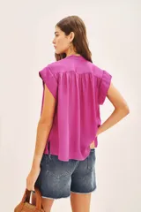 Camisa color crudo de corte amplio con mangas cortas y cuello mao, confeccionada en viscosa y modal.