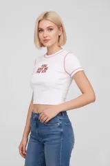 Remera blanca corta de algodón con cuello redondo, mangas cortas y estampado frontal con la frase 'You Give Me The Ick' en color rojo. Tiene pespuntes rojos en cuello y mangas.