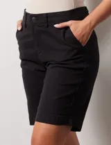 Bermuda de jean elastizada negra, marca One Five One. Pretina con pasadores, botón y cierre. Delantera con bolsillos. Trasera con bolsillos simulados.