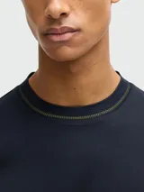 Remera azul marino de corte clásico con cuello redondo y mangas cortas.