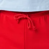 Short deportivo rojo de corte clásico con cintura elástica ajustable con cordón.