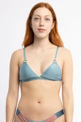 Top de bikini triangular color celeste, con breteles regulables y argollas metálicas. Confeccionado en tela brillante y con relleno removible.