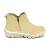 Bota de cuero gamuza color beige con cierre lateral, diseño cómodo para uso diario.