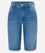 Bermuda ciclista de jeans con elastano, tiro alto y bolsillos.
