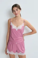 Conjunto de pijama color rosa con detalles de encaje blanco, compuesto por un top de tirantes y un short con elástico en la cintura.