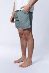 Short de baño verde de algodón.