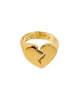 Anillo dorado con forma de corazón partido.