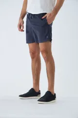 Short de baño celeste con cintura elástica, cordón ajustable, dos bolsillos laterales, un bolsillo trasero, suspensor interno y logo bordado.