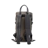 Matera estilo mochila color verde militar, confeccionada en nylon acolchado con detalles en símil cuero negro. Cuenta con tapa con cierre metálico, bolsillo interno, asas de mano y correa extensible para llevar al hombro o cruzada.