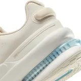 Zapatillas Nike Air Zoom Upturn SC color crema, con capellada de malla transpirable, entresuela amortiguada y unidad Zoom Air en el talón.