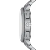 Reloj Fossil Machine con caja de acero plateado de 44mm, esfera negra con detalles en naranja y correa de acero plateado. Cuenta con movimiento de cuarzo cronógrafo y resistencia al agua de 5 ATM.