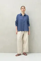 Camisa color rosa claro, de corte clásico y silueta relajada, confeccionada en mezcla de lino y viscosa.