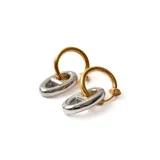 Aros de acero en estilo contemporáneo con combinación de tonos dorado y plateado.