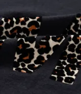 Remera negra de algodón con cuello redondo y mangas cortas. Estampa frontal con la palabra "amore" en animal print flocado.