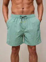 Short de baño azul marino con cintura elástica ajustable con cordón y logo de la marca bordado en rojo en la pierna izquierda.