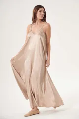 Vestido largo color verde oliva de satén con breteles finos.