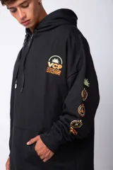 Buzo canguro gris claro de corte oversize, con capucha y cordones negros con letras blancas. Presenta un bolsillo tipo canguro y un estampado pequeño en el pecho y otro en la manga.