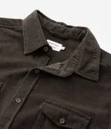 Camisa blanca de manga larga, confeccionada en terciopelo con cuello clásico y bolsillos frontales.