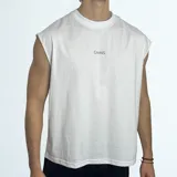 Musculosa sin mangas color blanco roto, con estampado en la espalda que dice "TRAINING CLUB" y debajo "FOCUSED ON DISCIPLINE, STRENGTH, AND PROGRESS".