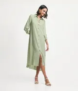 Vestido chemise largo en viscolino color verde claro, con cuello solapa, cierre con botones, manga larga con martingale y aberturas laterales.