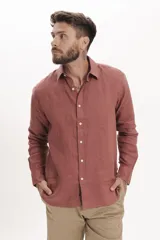 Camisa de manga larga color ladrillo, de corte clásico y confeccionada en lino.