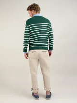 Jersey de punto inglés verde con rayas horizontales blancas, cuello redondo y logo bordado en el pecho.